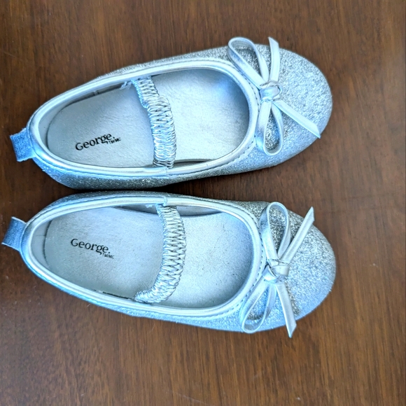 Toddler Silver Glitter Ballet Style Flats Shoes Baby Size 6 - Picture 1 of 2